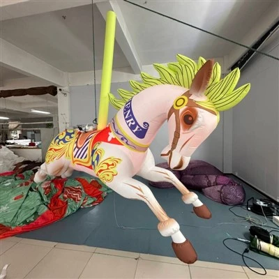 カラフルなカルーセル スタイルのインフレータブル馬のマスコット